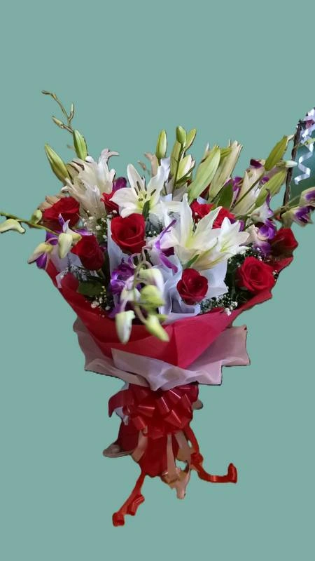 Lilies With Red Roses Hand Bouquet Rs 1779