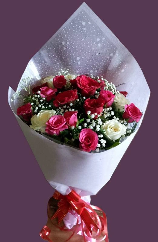 White And Red Roses Hand Bouquet Rs 849