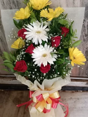 Elegant Mix Bouquet of Roses and Gerberas